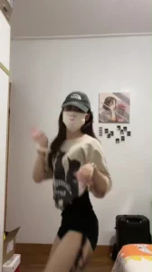 山东骚女友操逼之前先跳一支骚舞助兴(电报已更新)